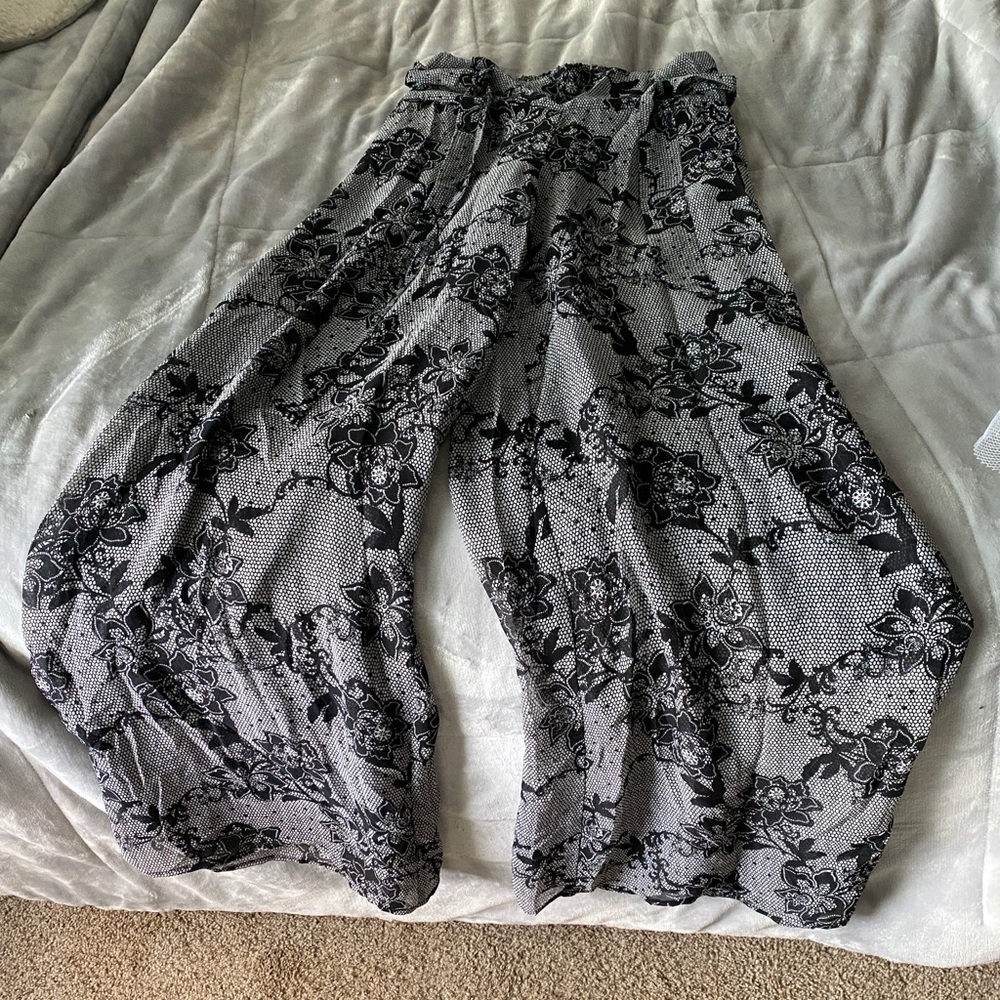 Black & White Flower Flowy Pants